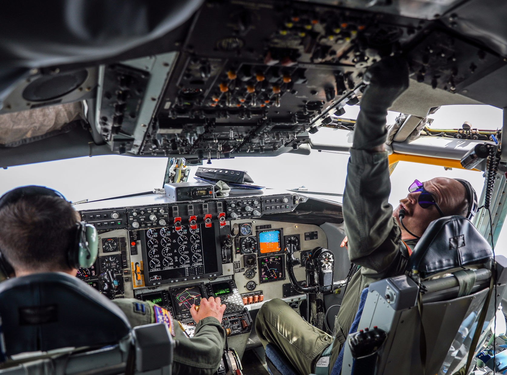 KC-135 refueling a B-1